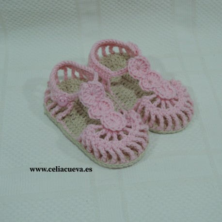 Sandalia para beb realizada a crochet de forma artesanal. Hecho a