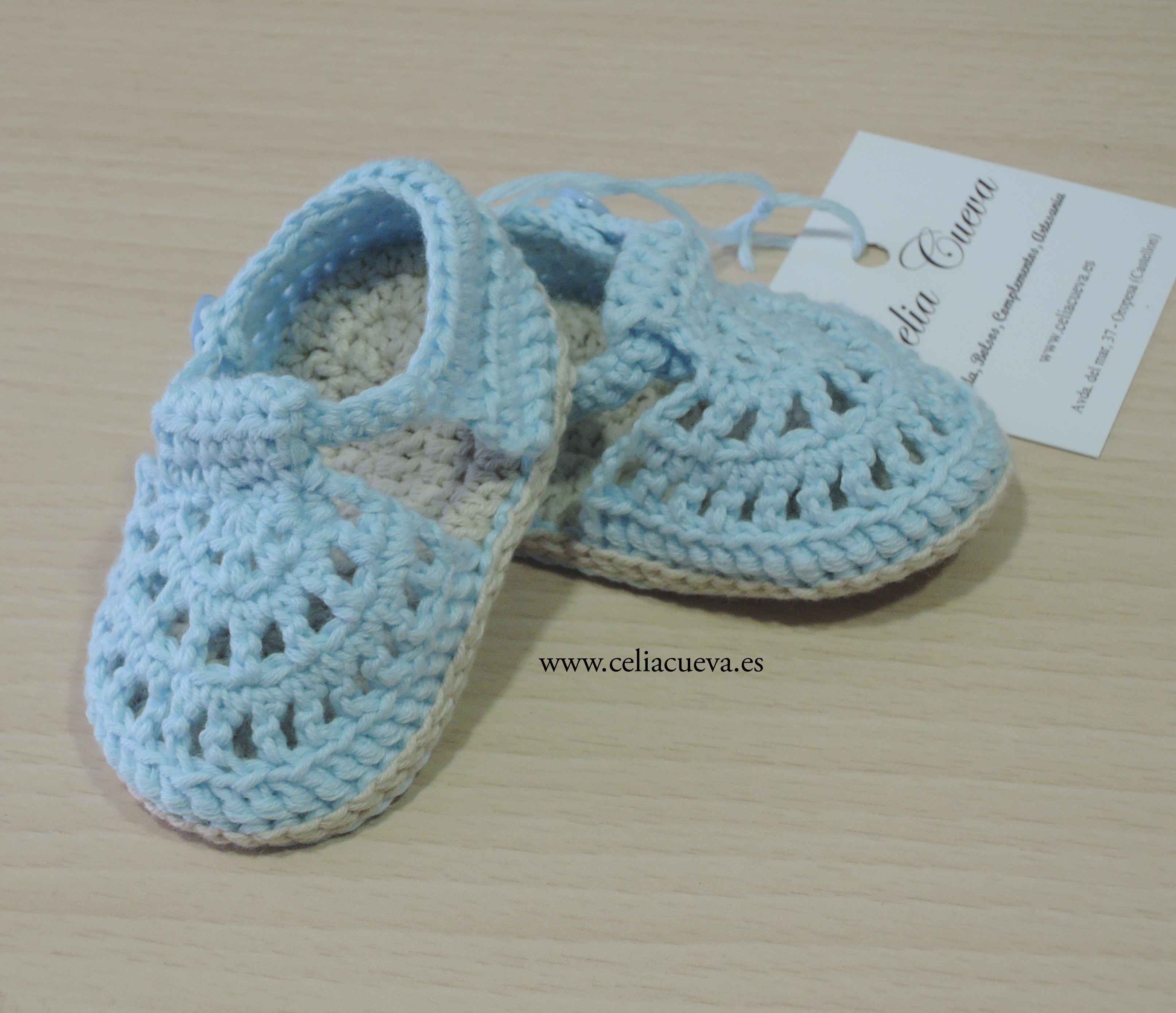 Sandalia unisex para bebé realizada a crochet de forma artesanal