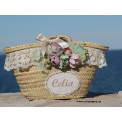 Capazo personalizado  “Celia” verde/rosa con encaje y flores
